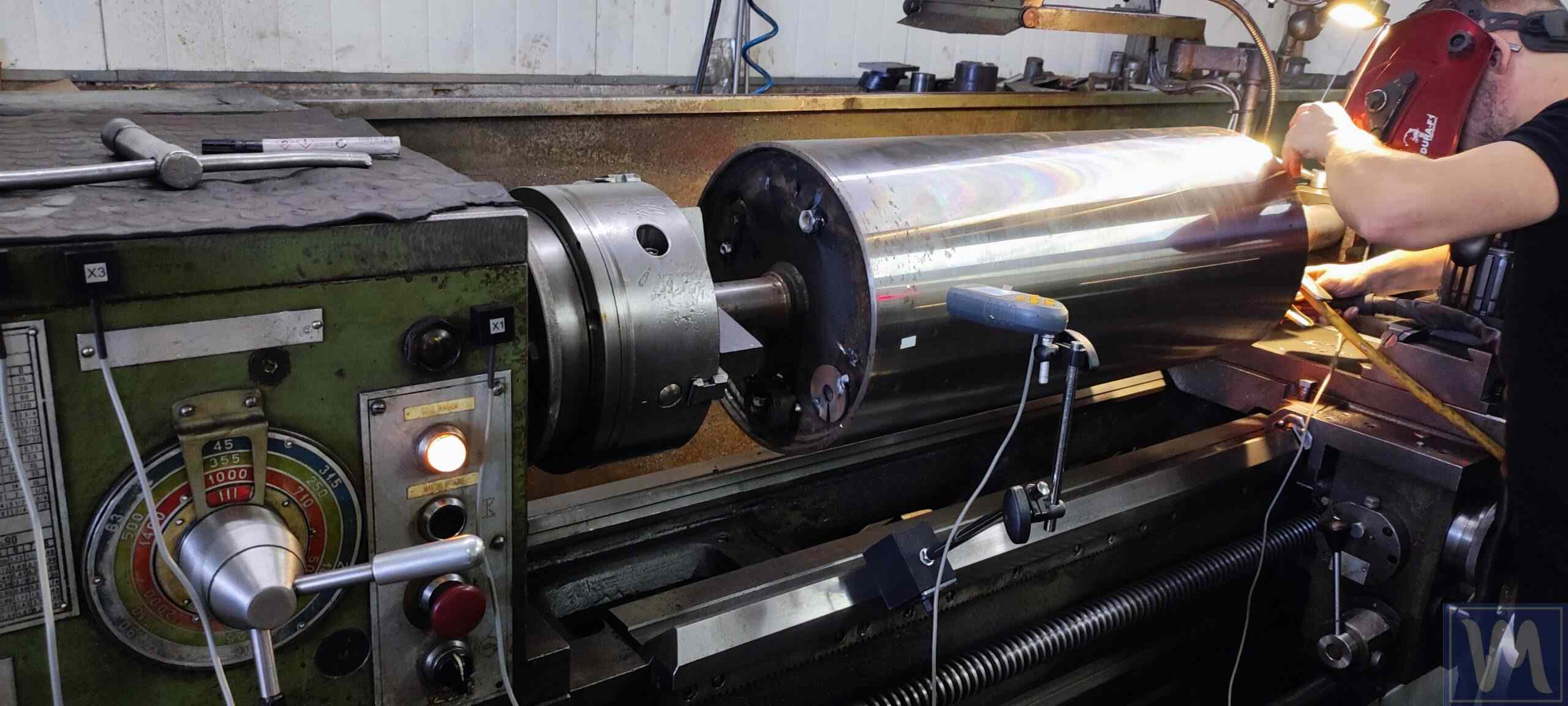 Equilíbrio de uma cambota num torno para melhorar o desempenho no setor automóvel.